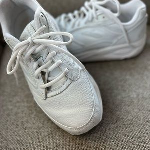 Brooks Addiction leather walking shoes - like new! Size 7.5 wide.